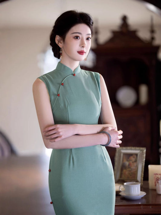 Modern Elegance · 2025 Green Stretch Qipao