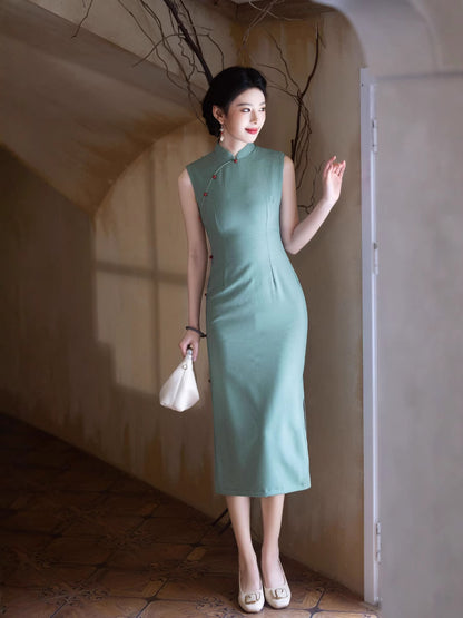 Modern Elegance · 2025 Green Stretch Qipao