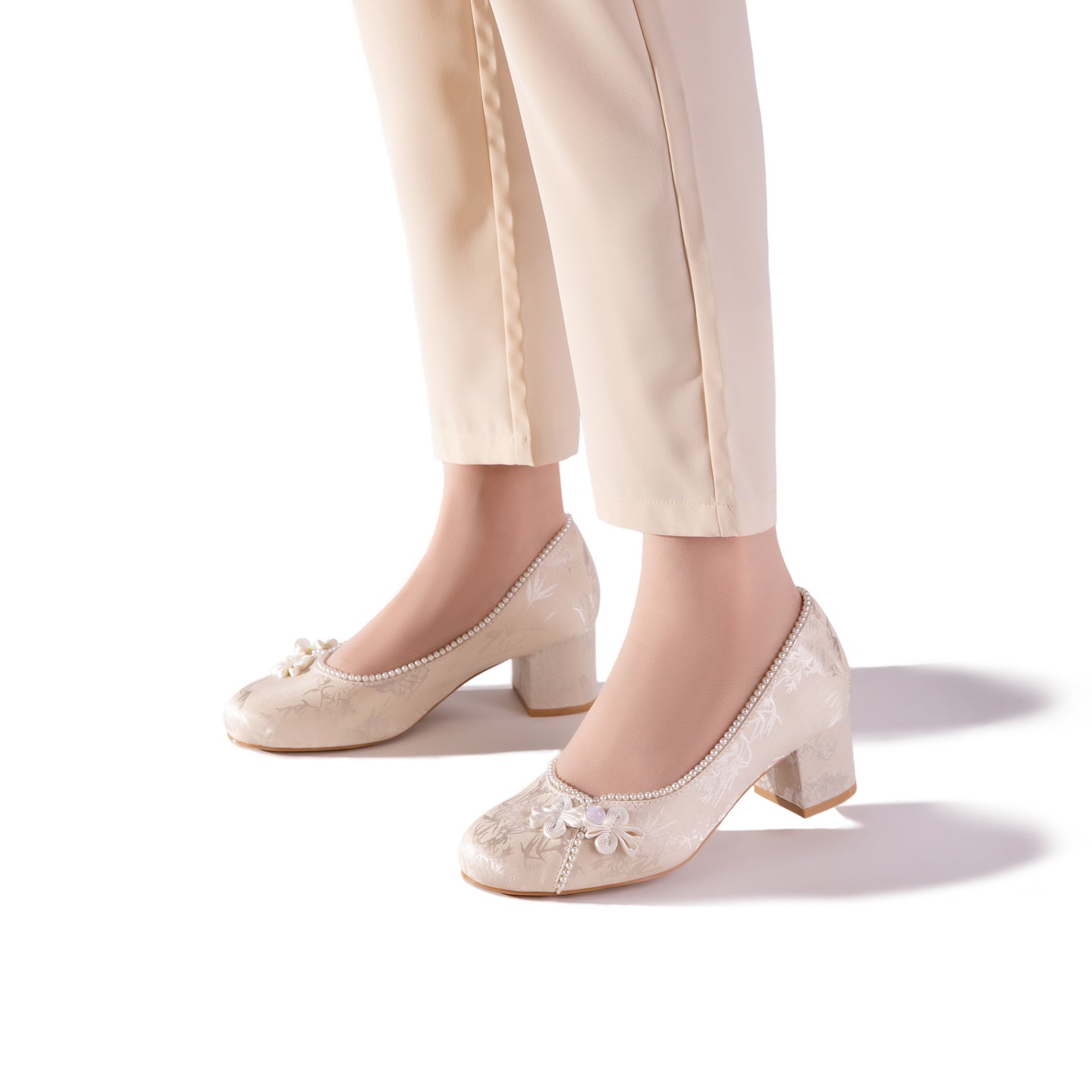 Vintage Jacquard Satin High Heels—White vintage-style brocade beaded wedding shoes, elegant mid-heel shoes suitable for the workplace and formal occasions